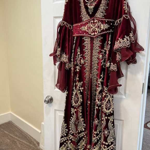 Bridal shower Turkish dress I can fit size small and medium sized - Picture 3 of 3